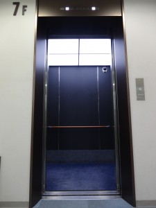 エレベーター内装
